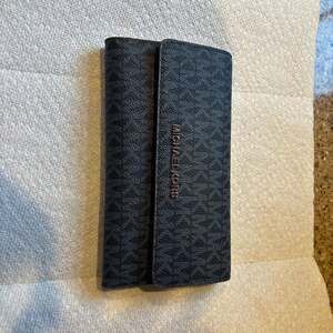 Michael Kors Monogram Flap Continental Wallet - blue Signature Print